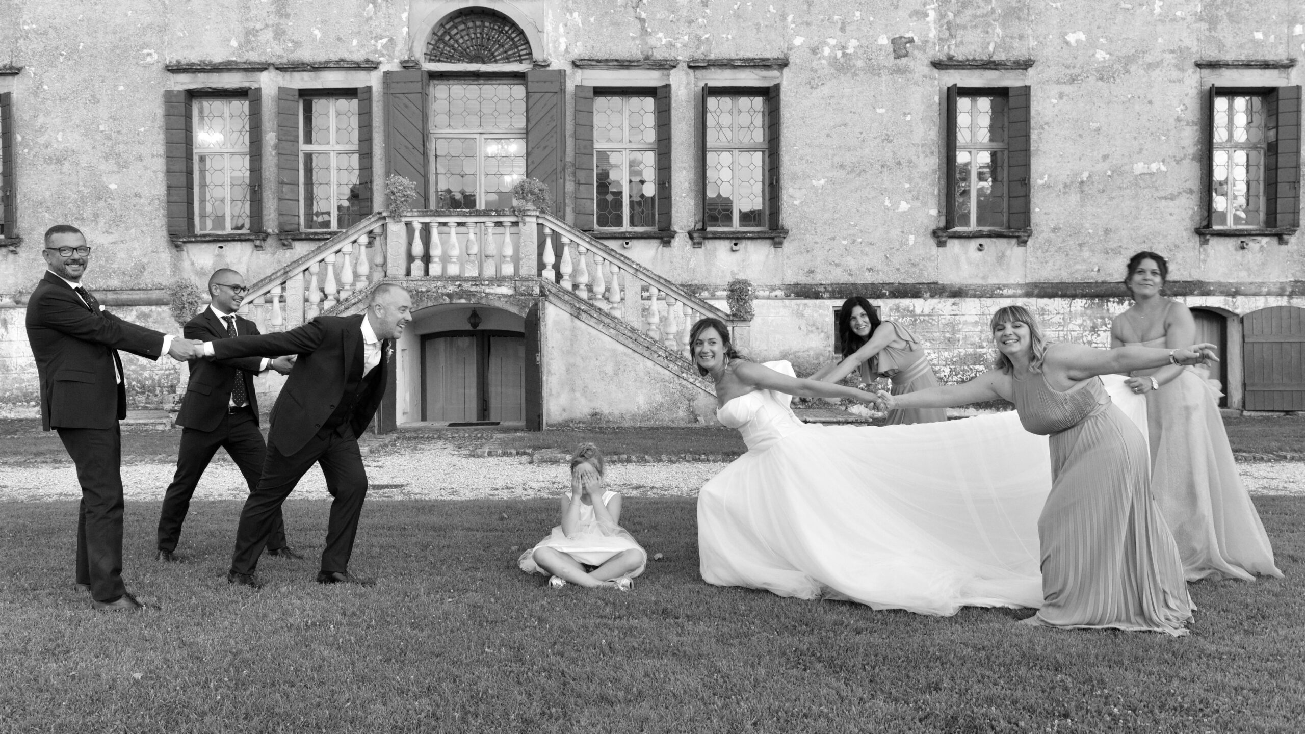 Più che sposi, due amici inseparabili che si divertono a giocare con l’amore… e con l’obiettivo del fotografo!
